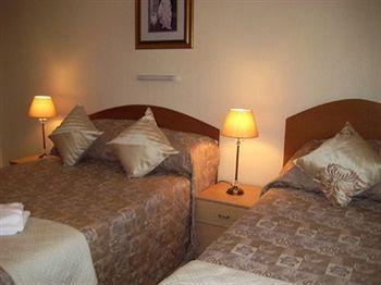 Cleve Court Hotel 2*